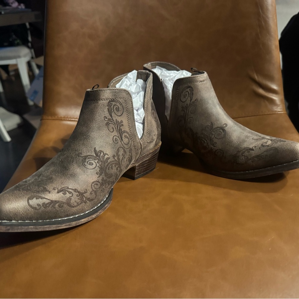 Roper Brown Ankle Booties with Floral Design - Picture 2 of 6